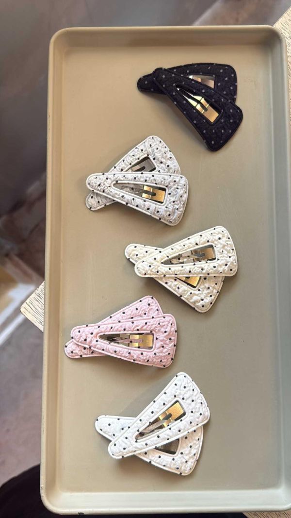 點點三角簍空ＢＢ夾一對5色 點點三角簍空ＢＢ夾5色
韓國飾品
韓國耳環
耳環
髮飾
手鍊
戒指
純銀飾品
珍珠耳環
三麗鷗代購
飾品店