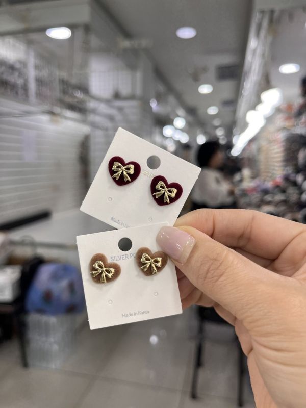絨布愛心小蝴蝶結耳環 韓國飾品
韓國耳環
耳環
髮飾
手鍊
戒指
純銀飾品
珍珠耳環
三麗鷗代購
飾品店
絨布愛心小蝴蝶結耳環