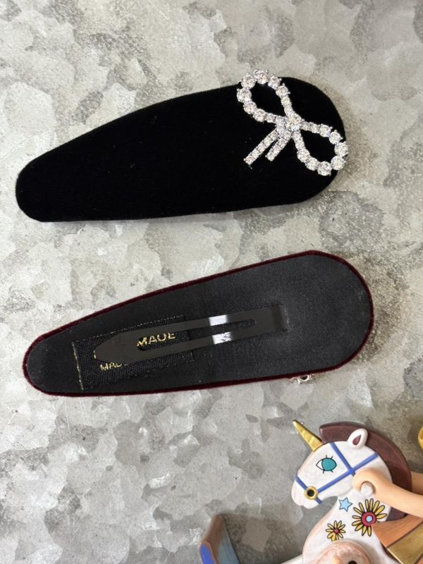 高級鋯石蝴蝶結絨布髮夾 高級鋯石蝴蝶結絨布髮夾
韓國飾品
韓國耳環
耳環
髮飾
大腸圈
腸圈
手鍊
戒指
純銀飾品
珍珠耳環
三麗鷗代購
飾品店