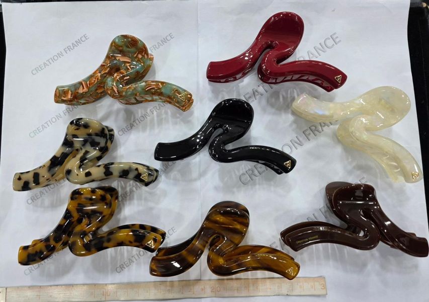 CREATION FRANCE 時髦線條抓夾10色 CREATION FRANCE 時髦線條抓夾10色
蝴蝶結抓夾8色
韓國飾品
韓國耳環
耳環
髮飾
手鍊
戒指
純銀飾品
珍珠耳環
三麗鷗代購
飾品店