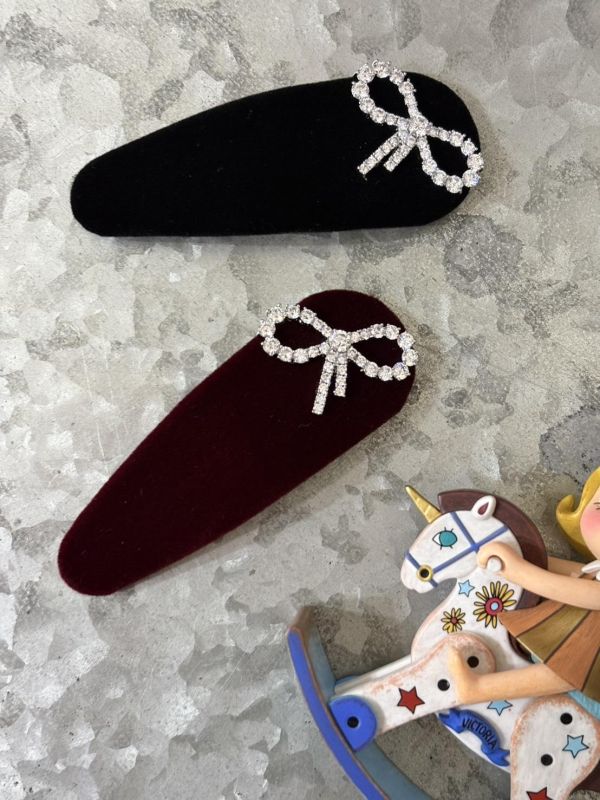 高級鋯石蝴蝶結絨布髮夾 高級鋯石蝴蝶結絨布髮夾
韓國飾品
韓國耳環
耳環
髮飾
大腸圈
腸圈
手鍊
戒指
純銀飾品
珍珠耳環
三麗鷗代購
飾品店