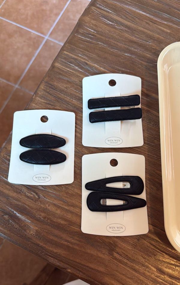 菱格壓紋皮革髮夾一對 菱格壓紋皮革髮夾一對
韓國飾品
韓國耳環
耳環
髮飾
手鍊
戒指
純銀飾品
珍珠耳環
三麗鷗代購
飾品店