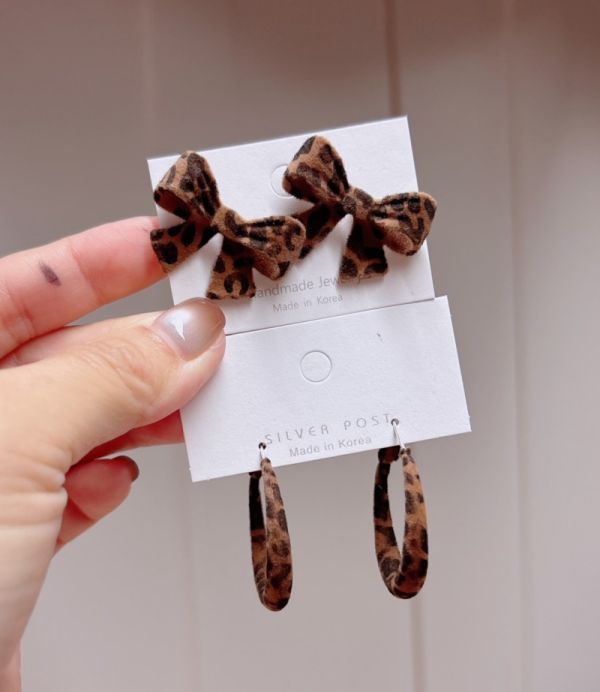 毛呢豹紋蝴蝶結耳環 時髦豹紋花形大腸圈
大腸圈
韓國飾品
韓國耳環
耳環
髮飾
手鍊
戒指
純銀飾品
珍珠耳環
三麗鷗代購
飾品店