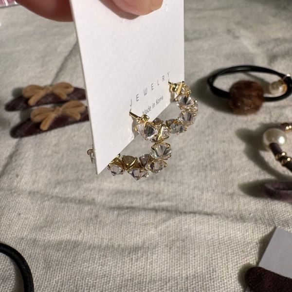 美美鋯石圈圈耳環 美美鋯石圈圈耳環
韓國飾品
韓國耳環
耳環
髮飾
大腸圈
腸圈
手鍊
戒指
純銀飾品
珍珠耳環
三麗鷗代購
飾品店