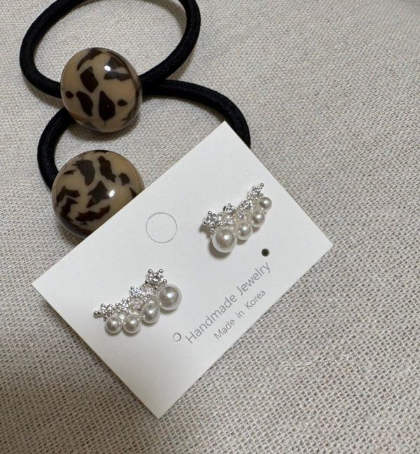 流星珍珠設計耳環 流星珍珠設計耳環
蝴蝶結耳環
韓國飾品
韓國耳環
耳環
髮飾
大腸圈
腸圈
手鍊
戒指
純銀飾品
珍珠耳環
三麗鷗代購
飾品店