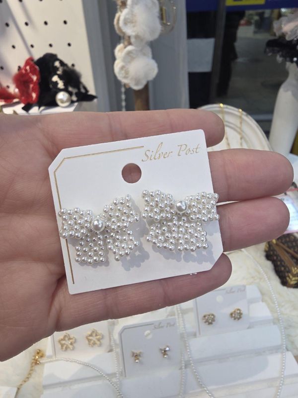 珍珠蝴蝶結設計耳環 珍珠蝴蝶結設計耳環
韓國飾品
韓國耳環
耳環
髮飾
手鍊
戒指
純銀飾品
珍珠耳環
三麗鷗代購
飾品店