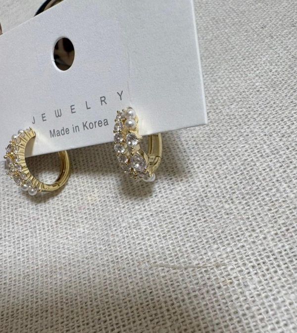 雙圈鋯石珍珠混搭耳環 雙圈鋯石珍珠混搭耳環
蝴蝶結耳環
韓國飾品
韓國耳環
耳環
髮飾
大腸圈
腸圈
手鍊
戒指
純銀飾品
珍珠耳環
三麗鷗代購
飾品店