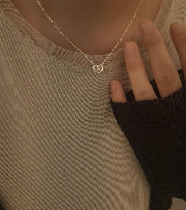 925純銀 德國結小鑽項鍊 925純銀 德國結小鑽項鍊
韓國飾品
韓國耳環
耳環
髮飾
手鍊
戒指
純銀飾品
珍珠耳環
三麗鷗代購
飾品店