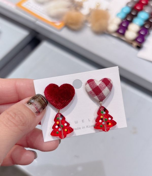 愛心絨布格子聖誕樹耳環 愛心絨布格子聖誕樹耳環
韓國耳環
耳環
髮飾
手鍊
戒指
純銀飾品
珍珠耳環
三麗鷗代購
飾品店