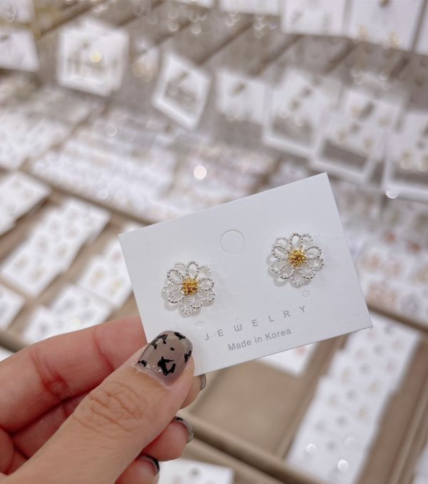 雙層小雛菊貼耳耳環 韓國飾品
韓國耳環
耳環
髮飾
手鍊
戒指
純銀飾品
珍珠耳環
三麗鷗代購
飾品店