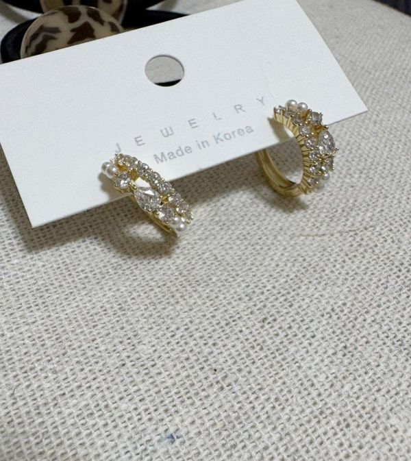 雙圈鋯石珍珠混搭耳環 雙圈鋯石珍珠混搭耳環
蝴蝶結耳環
韓國飾品
韓國耳環
耳環
髮飾
大腸圈
腸圈
手鍊
戒指
純銀飾品
珍珠耳環
三麗鷗代購
飾品店