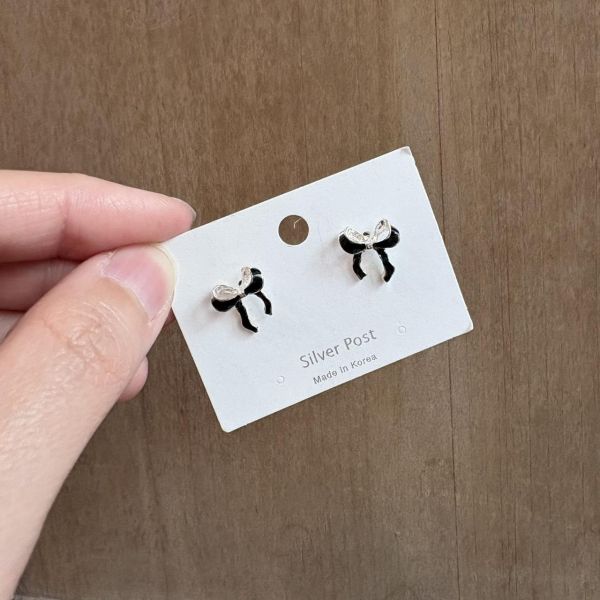 黑色立體蝴蝶結貼耳耳環 交錯鋯石小鑽圈圈耳環2
耳環
髮飾
手鍊
戒指
純銀飾品
珍珠耳環
三麗鷗代購
飾品店