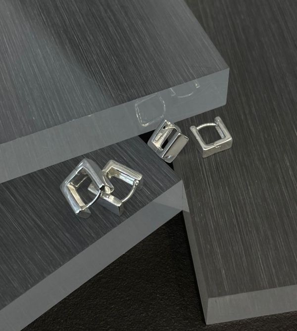 925純銀 小小方形耳扣耳環 925純銀 小小方形耳扣耳環
韓國飾品
韓國耳環
耳環
髮飾
手鍊
戒指
純銀飾品
珍珠耳環
三麗鷗代購
飾品店