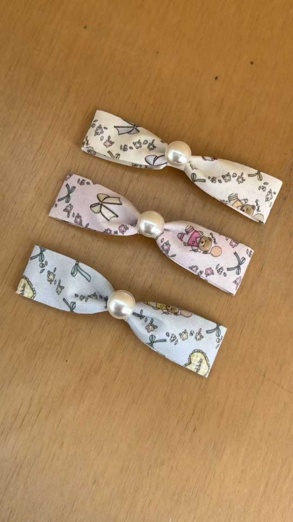 插畫風熊熊愛心髮夾 童趣慶生熊熊帽髮夾
韓國飾品
韓國耳環
耳環
髮飾
手鍊
戒指
純銀飾品
珍珠耳環
三麗鷗代購
飾品店