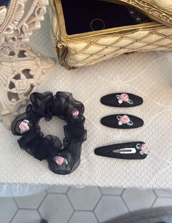 粉色玫瑰花圓形ＢＢ夾2色 粉色玫瑰花圓形ＢＢ夾2色
韓國飾品
韓國耳環
耳環
髮飾
手鍊
戒指
純銀飾品
珍珠耳環
三麗鷗代購
飾品店