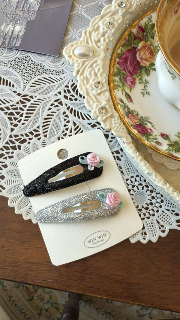 粉色玫瑰花三角形ＢＢ夾2色 粉色玫瑰花圓形ＢＢ夾2色
韓國飾品
韓國耳環
耳環
髮飾
手鍊
戒指
純銀飾品
珍珠耳環
三麗鷗代購
飾品店