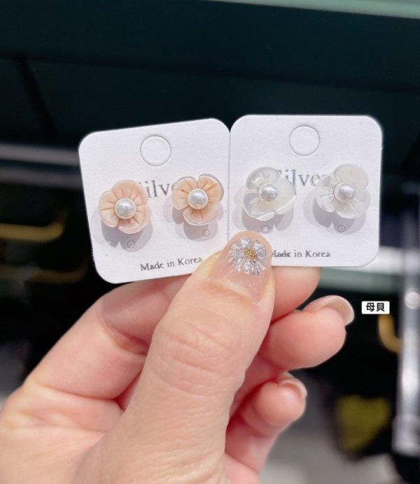 母貝小花珍珠貼耳耳環2色 母貝小花貼耳耳環2色
耳環
髮飾
手鍊
戒指
純銀飾品
珍珠耳環
三麗鷗代購
飾品店