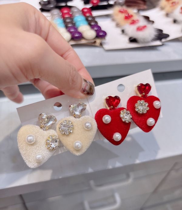 超大愛心絨質珍珠鑽耳環 超大愛心絨質珍珠鑽耳環
韓國耳環
耳環
髮飾
手鍊
戒指
純銀飾品
珍珠耳環
三麗鷗代購
飾品店