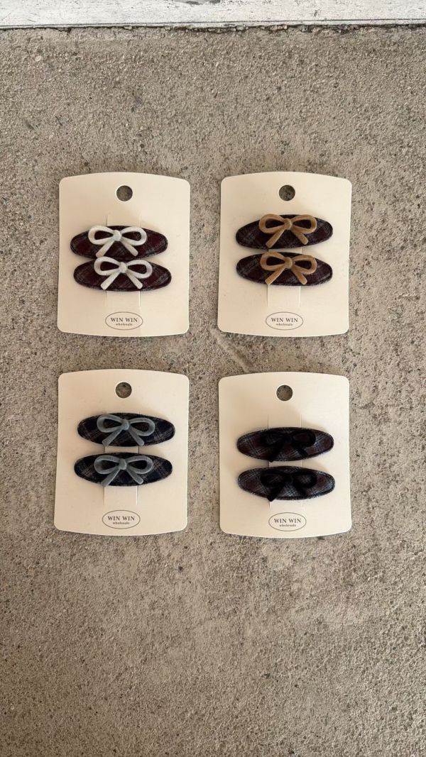 蝴蝶結植絨拼接格紋ＢＢ夾組4色 格紋簍空
蝴蝶結植絨拼接格紋ＢＢ夾組4色
韓國飾品
韓國耳環
耳環
髮飾
手鍊
戒指
純銀飾品
珍珠耳環
三麗鷗代購
飾品店