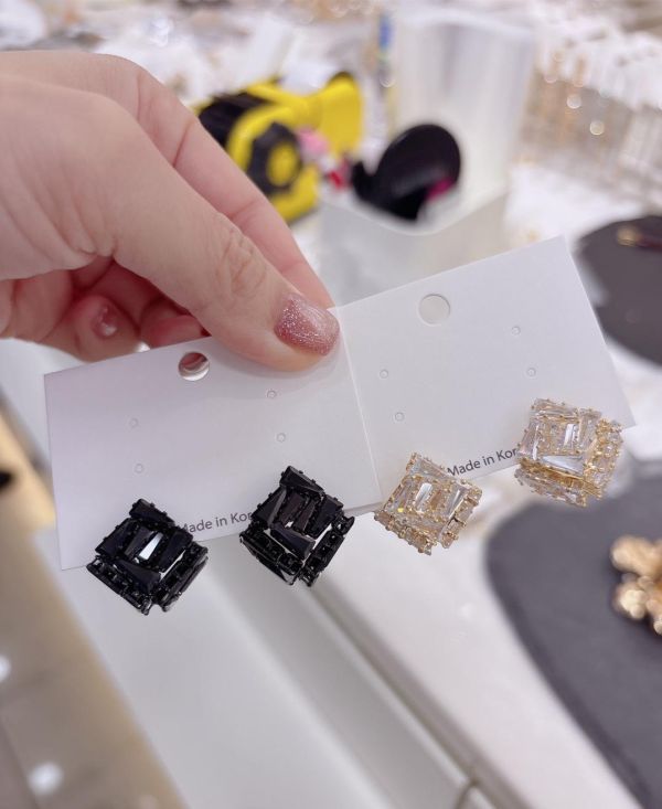 鋯石方形立體耳環2色 鋯石方形立體耳環2色
韓國飾品
韓國耳環
耳環
髮飾
大腸圈
腸圈
手鍊
戒指
純銀飾品
珍珠耳環
三麗鷗代購
飾品店