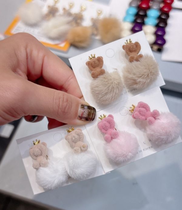 可愛皇冠熊熊大球球耳環 可愛皇冠熊熊大球球耳環
韓國飾品
韓國耳環
耳環
髮飾
手鍊
戒指
純銀飾品
珍珠耳環
三麗鷗代購
飾品店