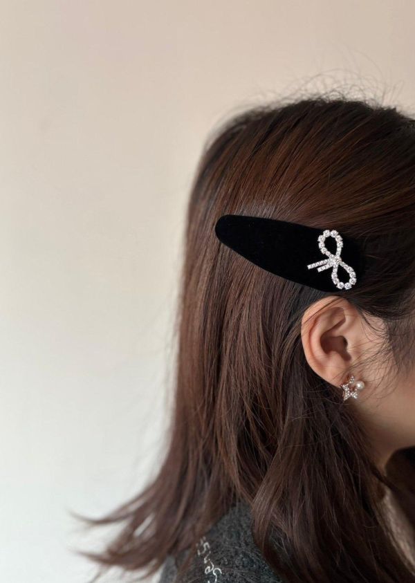 高級鋯石蝴蝶結絨布髮夾 高級鋯石蝴蝶結絨布髮夾
韓國飾品
韓國耳環
耳環
髮飾
大腸圈
腸圈
手鍊
戒指
純銀飾品
珍珠耳環
三麗鷗代購
飾品店