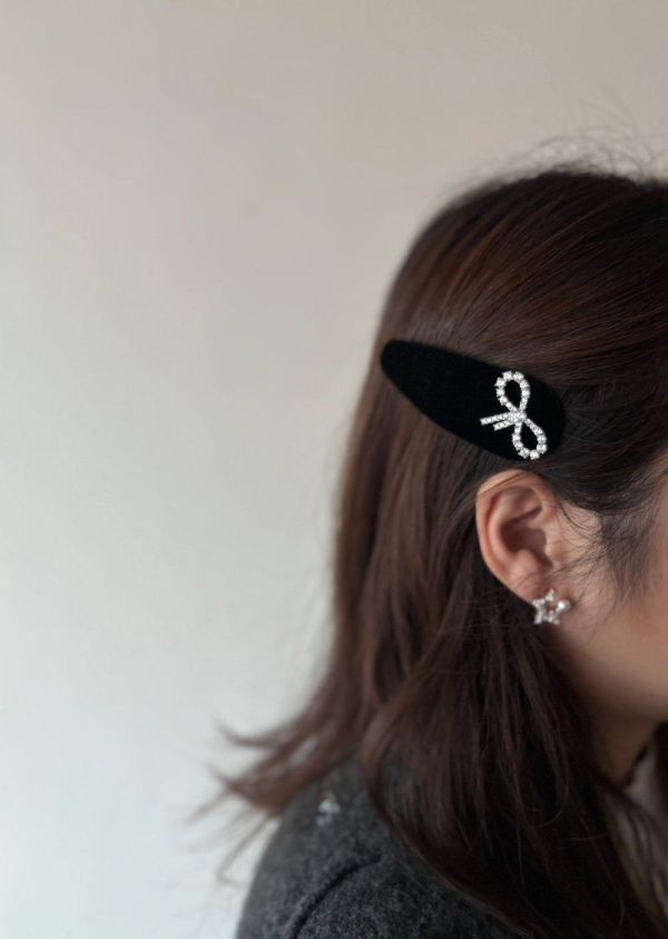 高級鋯石蝴蝶結絨布髮夾 高級鋯石蝴蝶結絨布髮夾
韓國飾品
韓國耳環
耳環
髮飾
大腸圈
腸圈
手鍊
戒指
純銀飾品
珍珠耳環
三麗鷗代購
飾品店