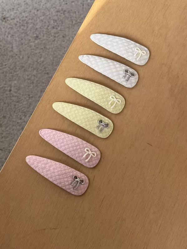 春季粉嫩色系三角ＢＢ夾 春季粉嫩色系三角ＢＢ夾
韓國飾品
耳環
手鍊
純銀
髮圈
髮夾
Lucy
韓國童裝
韓劇款