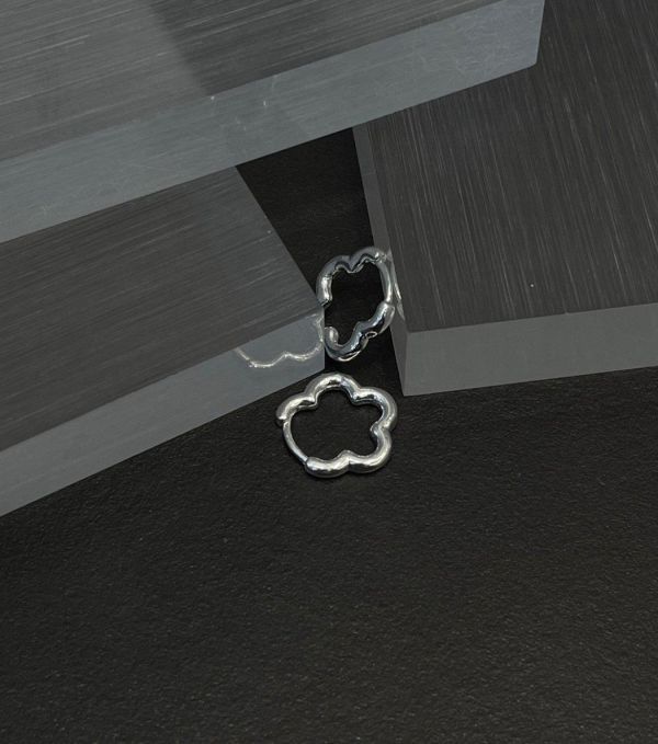 925純銀 花型圈圈簍空耳環 925純銀 
925純銀 花型圈圈簍空耳環
韓國飾品
韓國耳環
耳環
髮飾
手鍊
戒指
純銀飾品
珍珠耳環
三麗鷗代購
飾品店