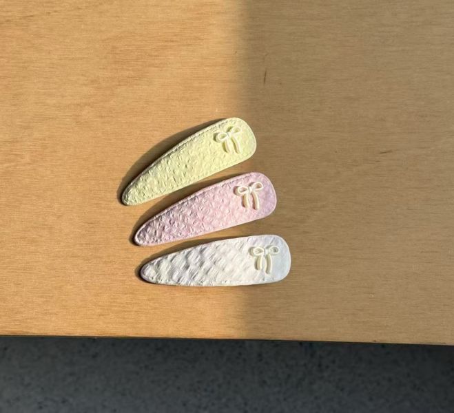 春季粉嫩色系三角ＢＢ夾 春季粉嫩色系三角ＢＢ夾
韓國飾品
耳環
手鍊
純銀
髮圈
髮夾
Lucy
韓國童裝
韓劇款