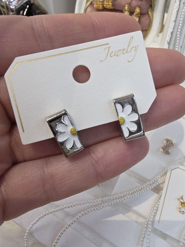 釉彩小雛菊方圈耳環3色 釉彩小雛菊方圈耳環3色
韓國飾品
韓國耳環
耳環
髮飾
手鍊
戒指
純銀飾品
珍珠耳環
三麗鷗代購
飾品店