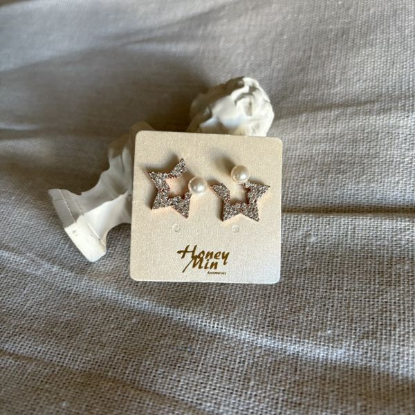 簍空星星珍珠耳環 鋯石耳環
簍空星星珍珠耳環
韓國飾品
韓國耳環
耳環
髮飾
大腸圈
腸圈
手鍊
戒指
純銀飾品
珍珠耳環
三麗鷗代購
飾品店