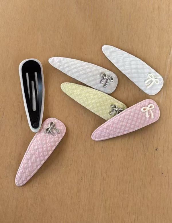 春季粉嫩色系三角ＢＢ夾 春季粉嫩色系三角ＢＢ夾
韓國飾品
耳環
手鍊
純銀
髮圈
髮夾
Lucy
韓國童裝
韓劇款