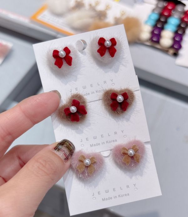 毛毛愛心蝴蝶結貼耳耳環 毛毛愛心蝴蝶結貼耳耳環
韓國飾品
韓國耳環
耳環
髮飾
手鍊
戒指
純銀飾品
珍珠耳環
三麗鷗代購
飾品店