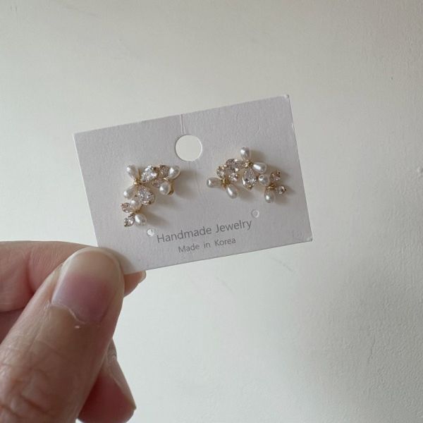 鋯石花花蝴蝶珍珠耳環 鋯石花花蝴蝶珍珠耳環
韓國飾品
韓國耳環
耳環
髮飾
手鍊
戒指
純銀飾品
珍珠
三麗鷗代購
飾品店