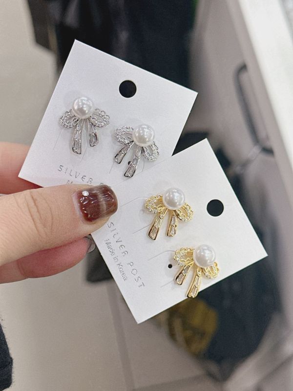 蕾絲金屬蝴蝶結與珍珠耳環 氣質鋯石與珍珠長耳
韓國耳環
耳環
髮飾
大腸圈
腸圈
手鍊
戒指
純銀飾品
珍珠耳環
三麗鷗代購
飾品店