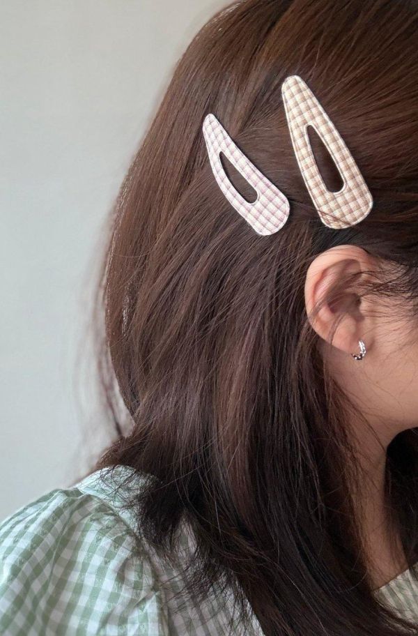 清新格子三角簍空ＢＢ髮夾2色 清新格子三角簍空ＢＢ髮夾2色
韓國耳環
耳環
髮飾
手鍊
戒指
純銀飾品
珍珠耳環
三麗鷗代購
飾品店