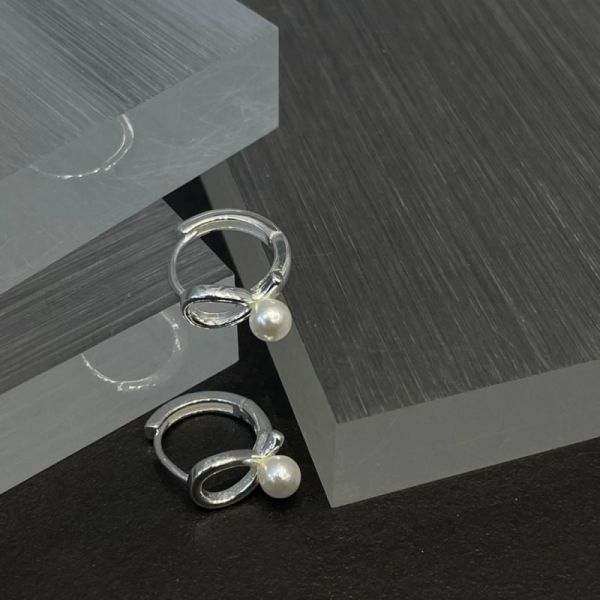 925純銀 珍珠後勾式環繞耳環 925純銀戒指
925純銀 珍珠後勾式環繞耳環
韓國飾品
韓國耳環
耳環
髮飾
大腸圈
腸圈
手鍊
戒指
純銀飾品
珍珠耳環
三麗鷗代購
飾品店