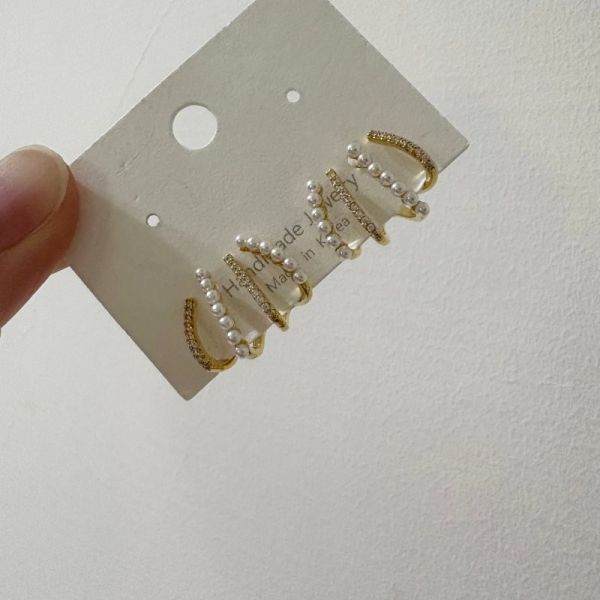環繞多圈珍珠鑽耳環 環繞多圈珍珠鑽耳環
韓國飾品
韓國耳環
耳環
髮飾
手鍊
戒指
純銀飾品
珍珠
三麗鷗代購
飾品店
