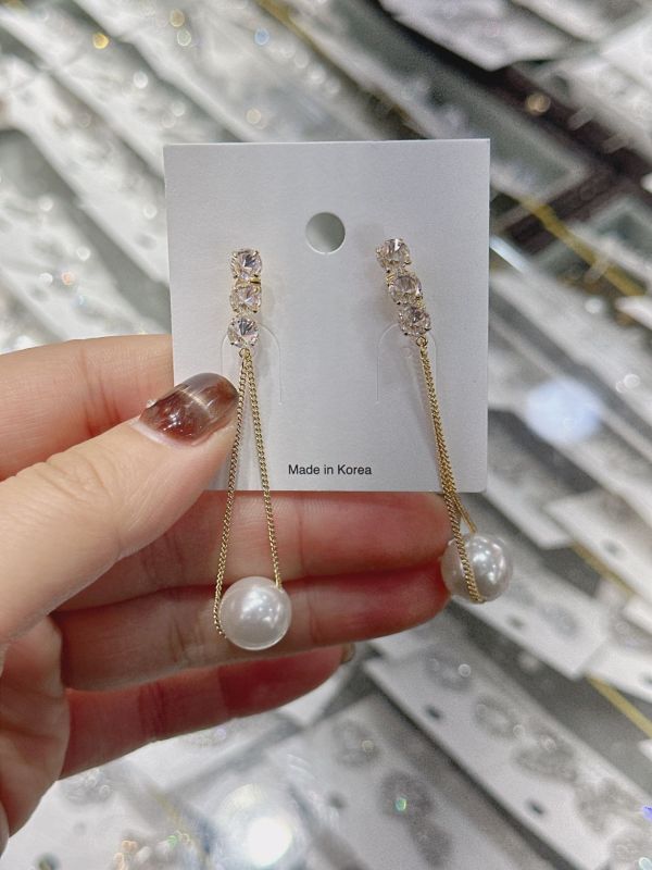 氣質鋯石與珍珠長耳環 氣質鋯石與珍珠長耳
韓國耳環
耳環
髮飾
大腸圈
腸圈
手鍊
戒指
純銀飾品
珍珠耳環
三麗鷗代購
飾品店