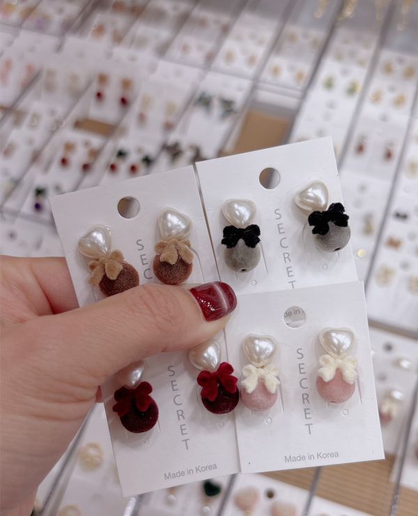 愛心珍珠與蝴蝶結圓球耳環 愛心珍珠與愛心絨蝴蝶結耳環
韓國耳環
耳環
髮飾
大腸圈
腸圈
手鍊
戒指
純銀飾品
珍珠耳環
三麗鷗代購
飾品店