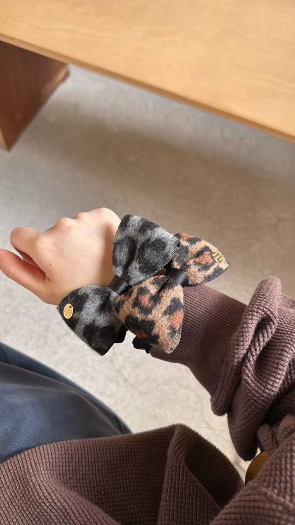 豹紋毛呢蝴蝶結髮圈2色 豹紋毛呢蝴蝶結髮圈2色
韓國飾品
韓國耳環
耳環
髮飾
手鍊
戒指
純銀飾品
珍珠耳環
三麗鷗代購
飾品店