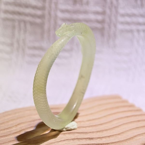 青淺碧靈│岫玉│蛇鐲-52mm 雕刻鐲,水晶手鐲,能量手鐲,雕刻水晶,手工雕刻,天然晶礦,能量飾品,療癒手環,雕花水晶鐲,原礦雕刻,水晶雕刻鐲