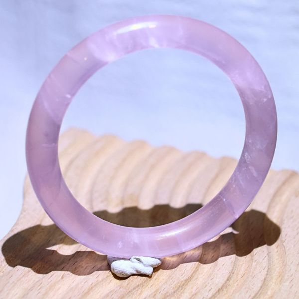 愛情之石│粉晶手鐲│圓骨鐲-50.5mm 水晶手鐲,手鐲,玉手鐲,水晶手鐲如何保養,紫水晶手鐲,粉晶手鐲,櫻花瑪瑙鐲,雕刻鐲,佘太翠,藍磷灰,黑曜石,手鐲款式,手鐲尺寸,手鐲鐲型,天然水晶手鐲,水晶手鐲功效