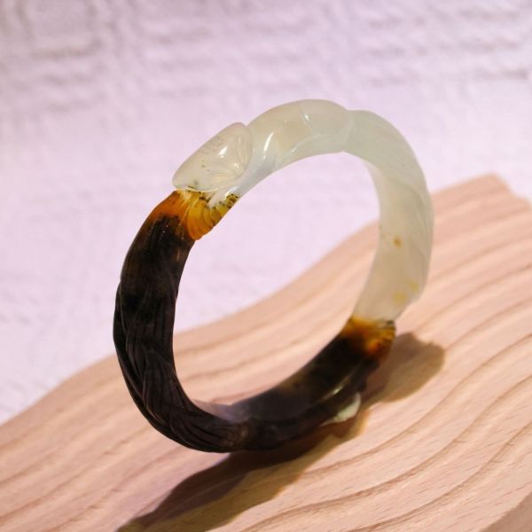 雙色趴狐│岫玉│狐狸鐲-50.5mm 雕刻鐲,水晶手鐲,能量手鐲,雕刻水晶,手工雕刻,天然晶礦,能量飾品,療癒手環,雕花水晶鐲,原礦雕刻,水晶雕刻鐲