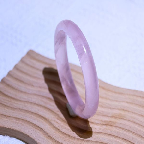 愛情之石│粉晶手鐲│圓骨鐲-52.2mm 水晶手鐲,手鐲,玉手鐲,水晶手鐲如何保養,紫水晶手鐲,粉晶手鐲,櫻花瑪瑙鐲,雕刻鐲,佘太翠,藍磷灰,黑曜石,手鐲款式,手鐲尺寸,手鐲鐲型,天然水晶手鐲,水晶手鐲功效