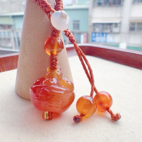 【歐洛菈】瑪瑙雕刻小件-湯圓兔隨意扣H 水晶,礦石,晶礦,水晶手鐲,手鐲,水晶手串,手串,脈輪,磁場,療癒,淨化,紫水晶,粉晶,櫻花瑪瑙,草莓晶