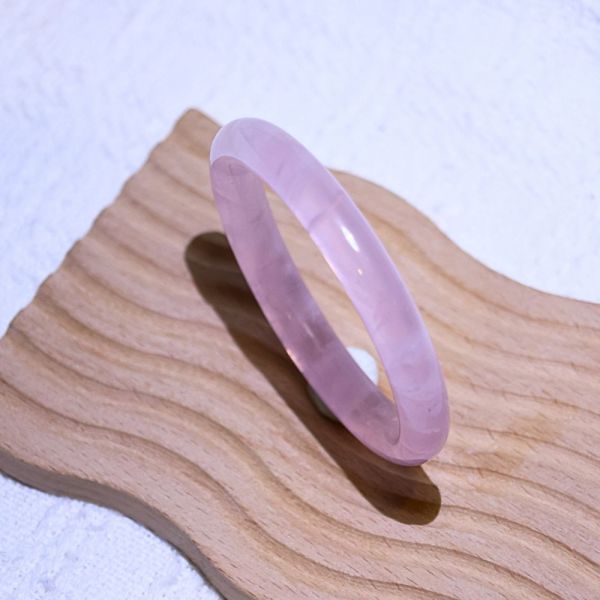 愛情之石│粉晶手鐲│圓骨鐲-50.5mm 水晶手鐲,手鐲,玉手鐲,水晶手鐲如何保養,紫水晶手鐲,粉晶手鐲,櫻花瑪瑙鐲,雕刻鐲,佘太翠,藍磷灰,黑曜石,手鐲款式,手鐲尺寸,手鐲鐲型,天然水晶手鐲,水晶手鐲功效