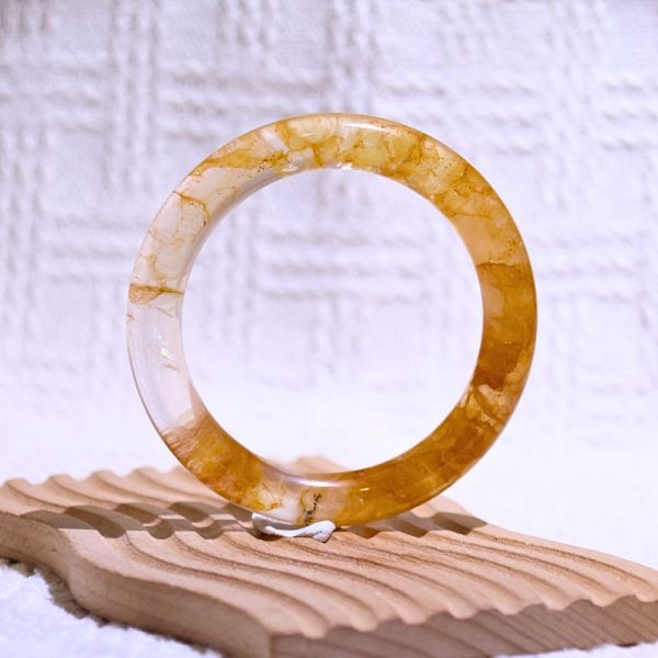 意外之財│黃膠花手鐲│圓骨鐲-54.8mm 水晶手鐲,手鐲,玉手鐲,水晶手鐲如何保養,紫水晶手鐲,粉晶手鐲,櫻花瑪瑙鐲,雕刻鐲,佘太翠,藍磷灰,黑曜石,手鐲款式,手鐲尺寸,手鐲鐲型,天然水晶手鐲,水晶手鐲功效