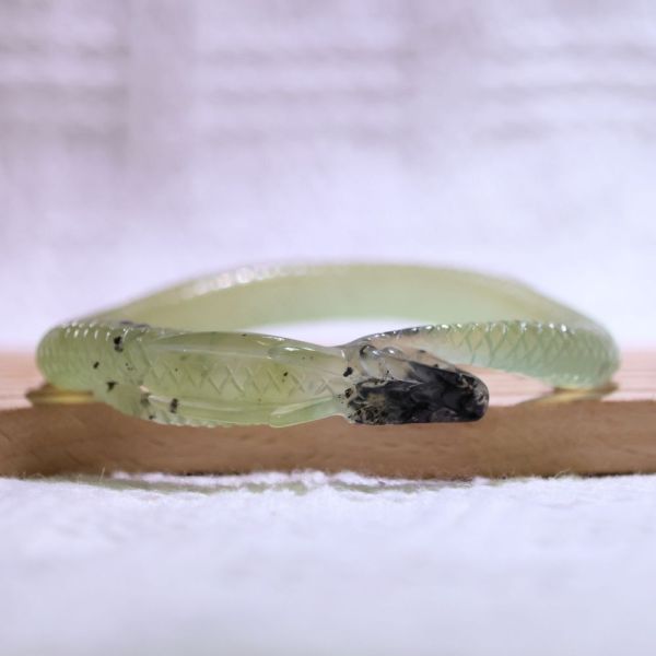 墨靈青淵│岫玉│蛟龍鐲-55.3mm 雕刻鐲,水晶手鐲,能量手鐲,雕刻水晶,手工雕刻,天然晶礦,能量飾品,療癒手環,雕花水晶鐲,原礦雕刻,水晶雕刻鐲